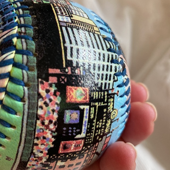 2004 Camden Yards souvenir decorated baseball with scenes of ballpark - Picture 7 of 7